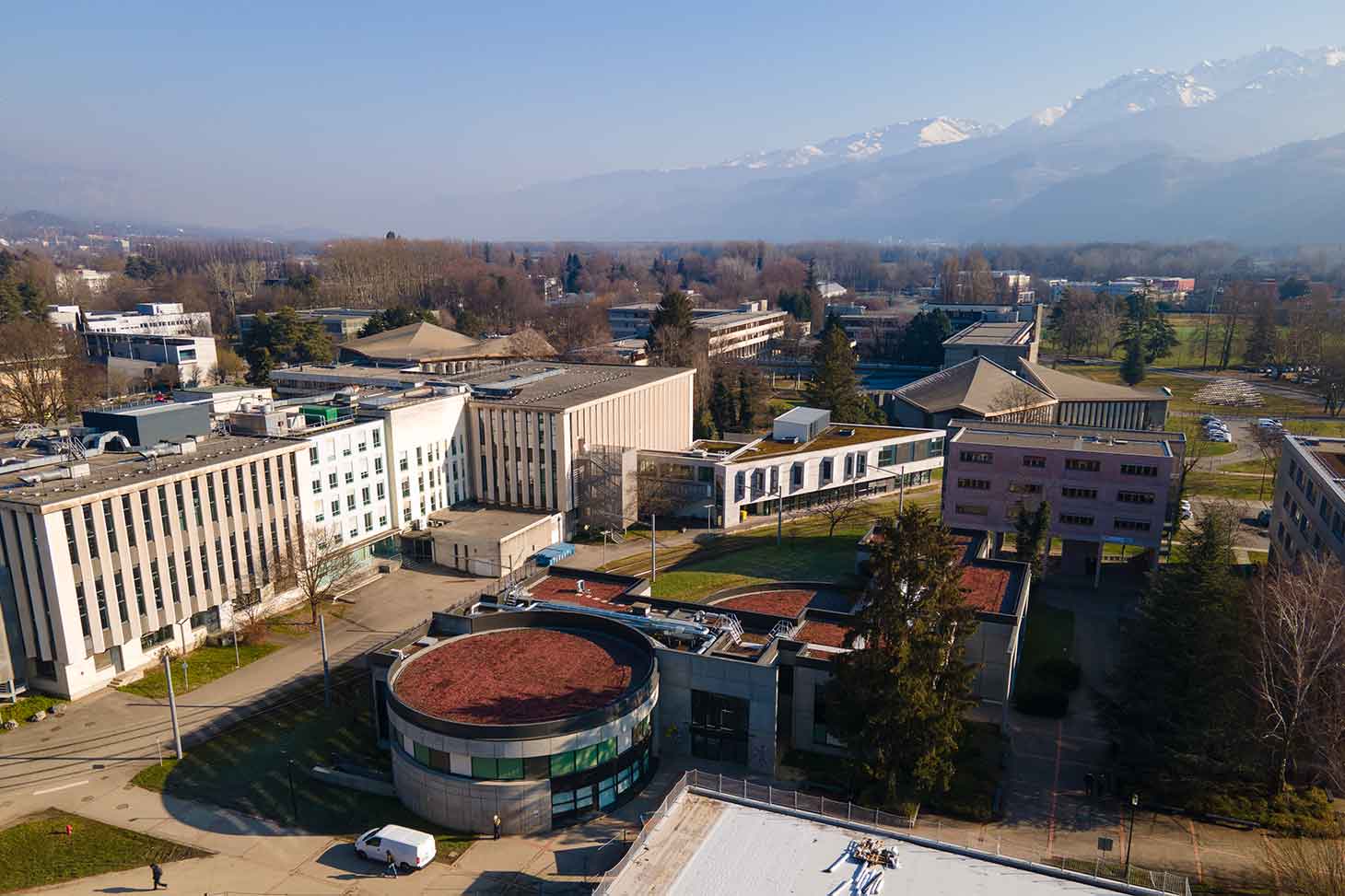 Le batiment Centre des Langues Vivantes, CLV, accueillant les bureaux de la DAPI, vue d'un drone