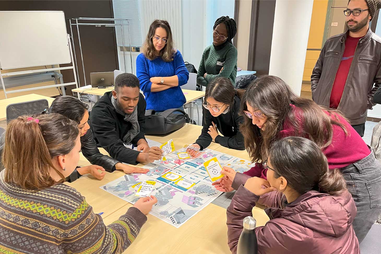 Un groupe d'une dizaine d'étudiants de la Graduate school@UGA participant à un atelier créatif