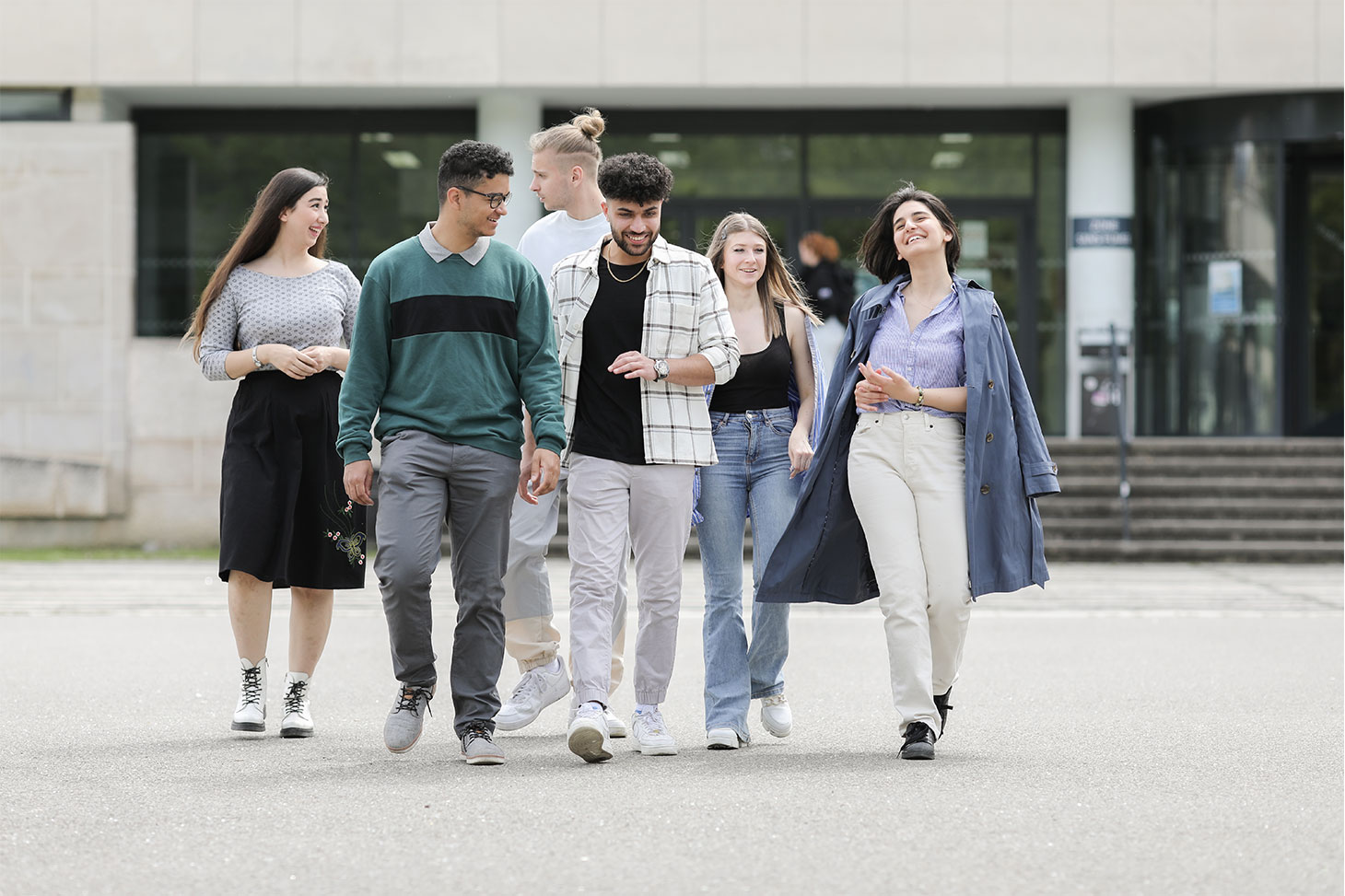 Un groupe d'étudiants internationaux se promène sur le campus de Grenoble