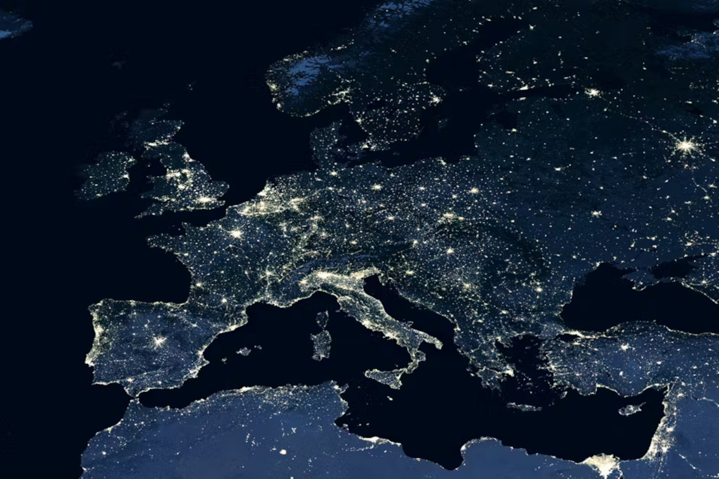 L’Europe vue du ciel, de nuit, reste très lumineuse… Viacheslav Lopatin/shutterstock