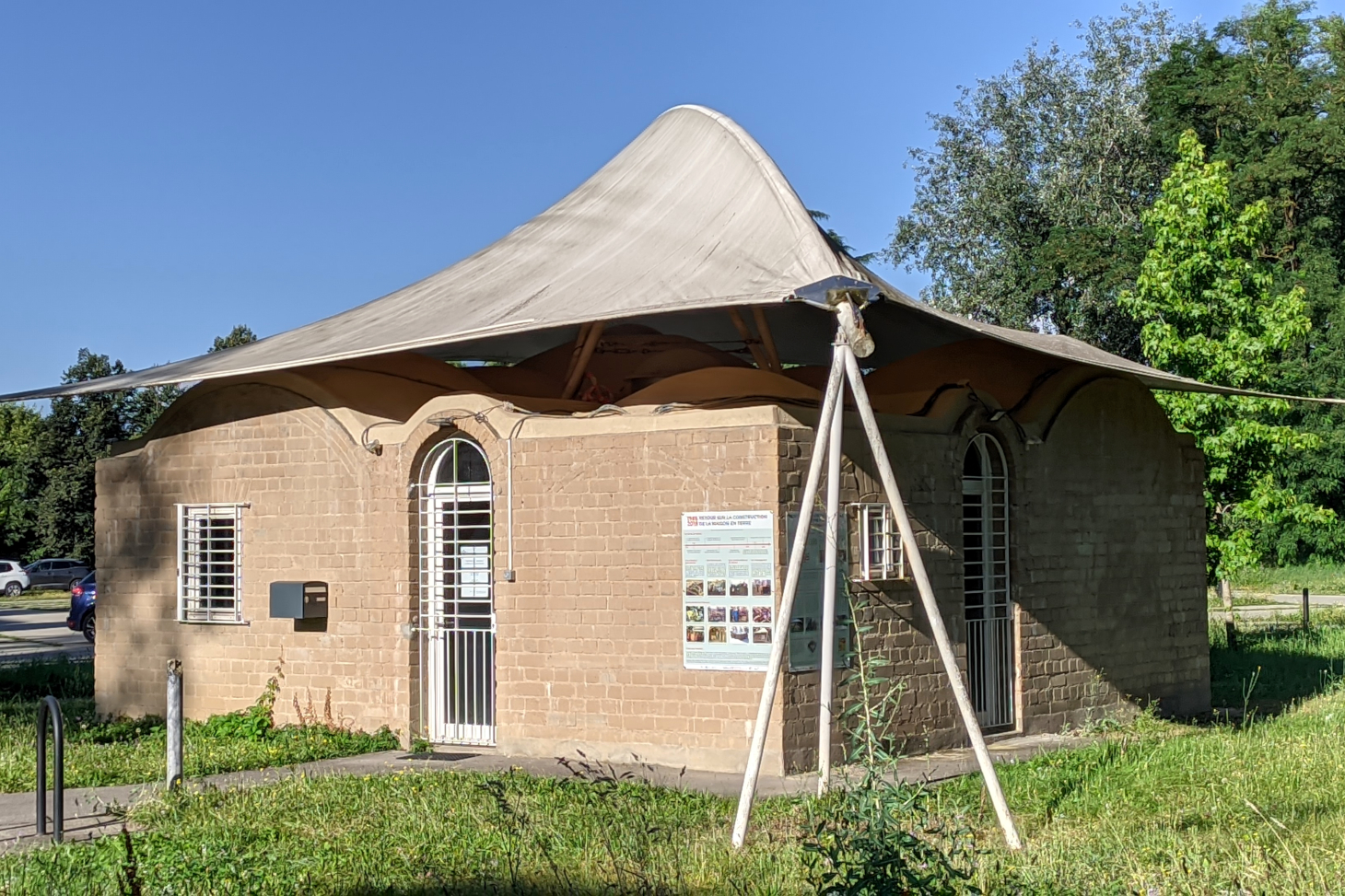 La maison en terre située sur le campus de Saint-Martin-d'Hères, abrite une partie de l'équipe du CAESUG.