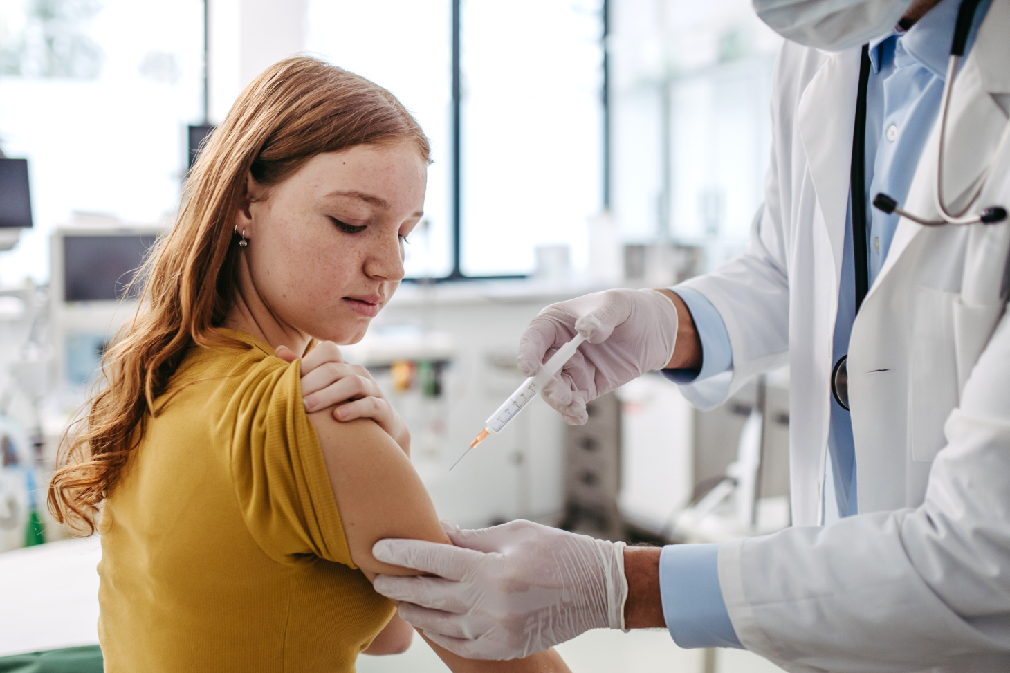 Une collégienne reçoit une injection de vaccin lors d’une campagne de vaccination contre les papillomavirus (infections à HPV) - Shutterstock