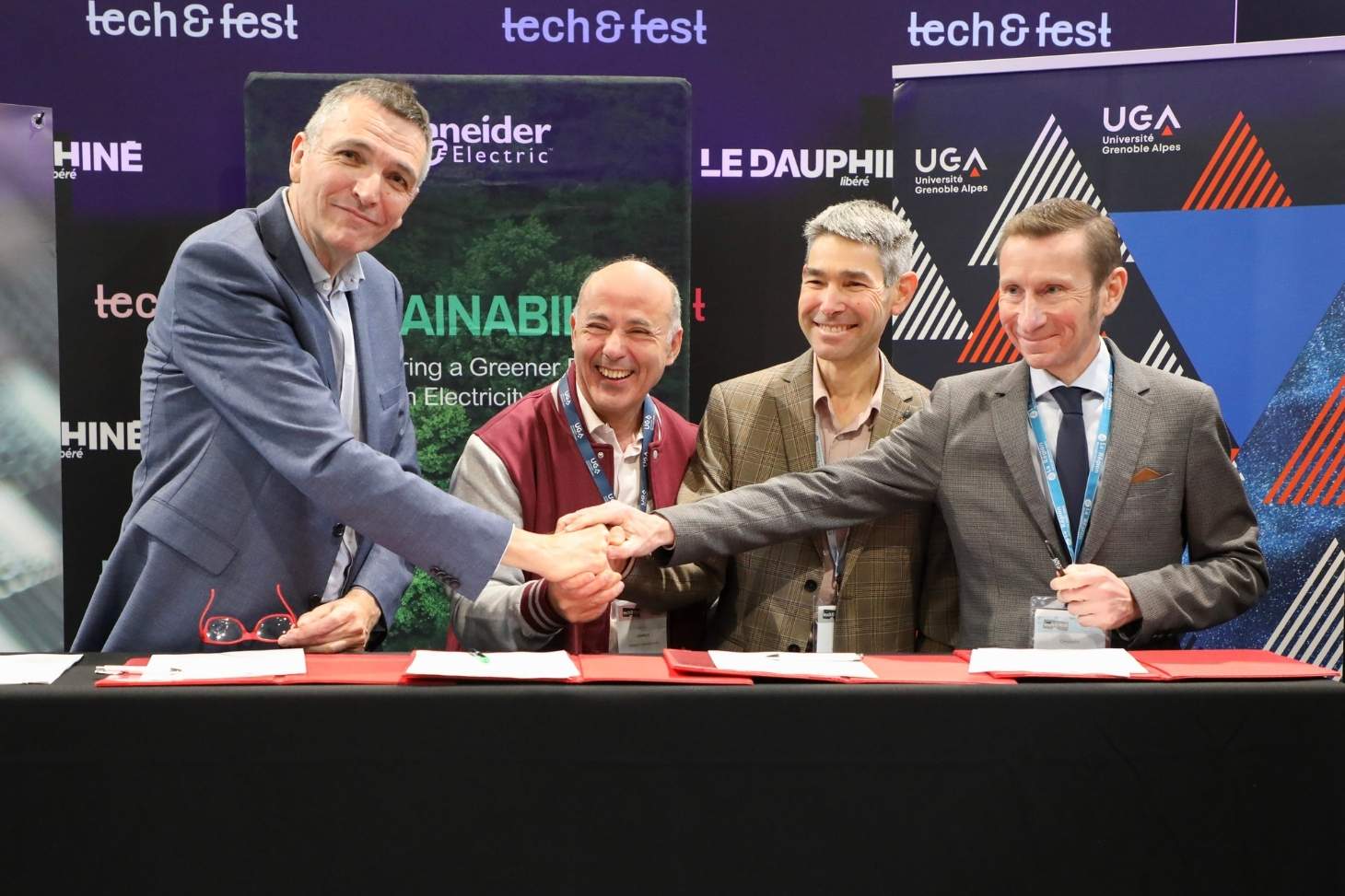 Daniel Gheno, senior vice-président de l’Innovation et des Technologies de Schneider Electric, Yassine Lakhnech, président de l’UGA, Vivien Quéma, administrateur général de Grenoble INP – UGA et Christophe J. Muller, délégué régional du CNRS Alpes lors de