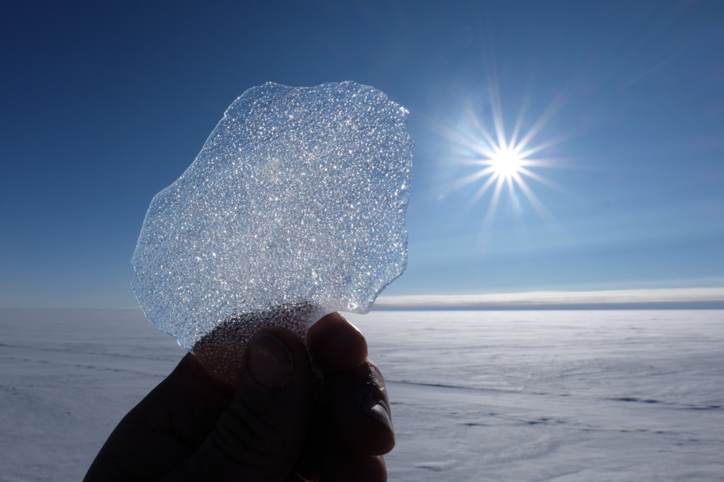 Fragment d'une carotte de glace forée en Antarctique. Les bulles d'air piégées par les glaces polaires au cours du temps permettent de reconstituer les changements passés de la composition de notre atmosphère. © Xavier FAIN/IPEV/LGGE/CNRS Images. 