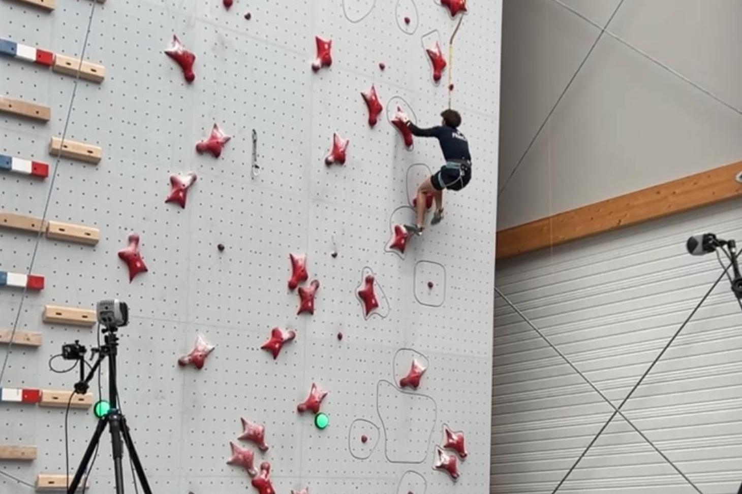 L'athlète Jérôme Morel sur le mur d’entrainement connecté du pôle national de la Fédération française de la montagne et de l’escalade installé à Voiron © FFME