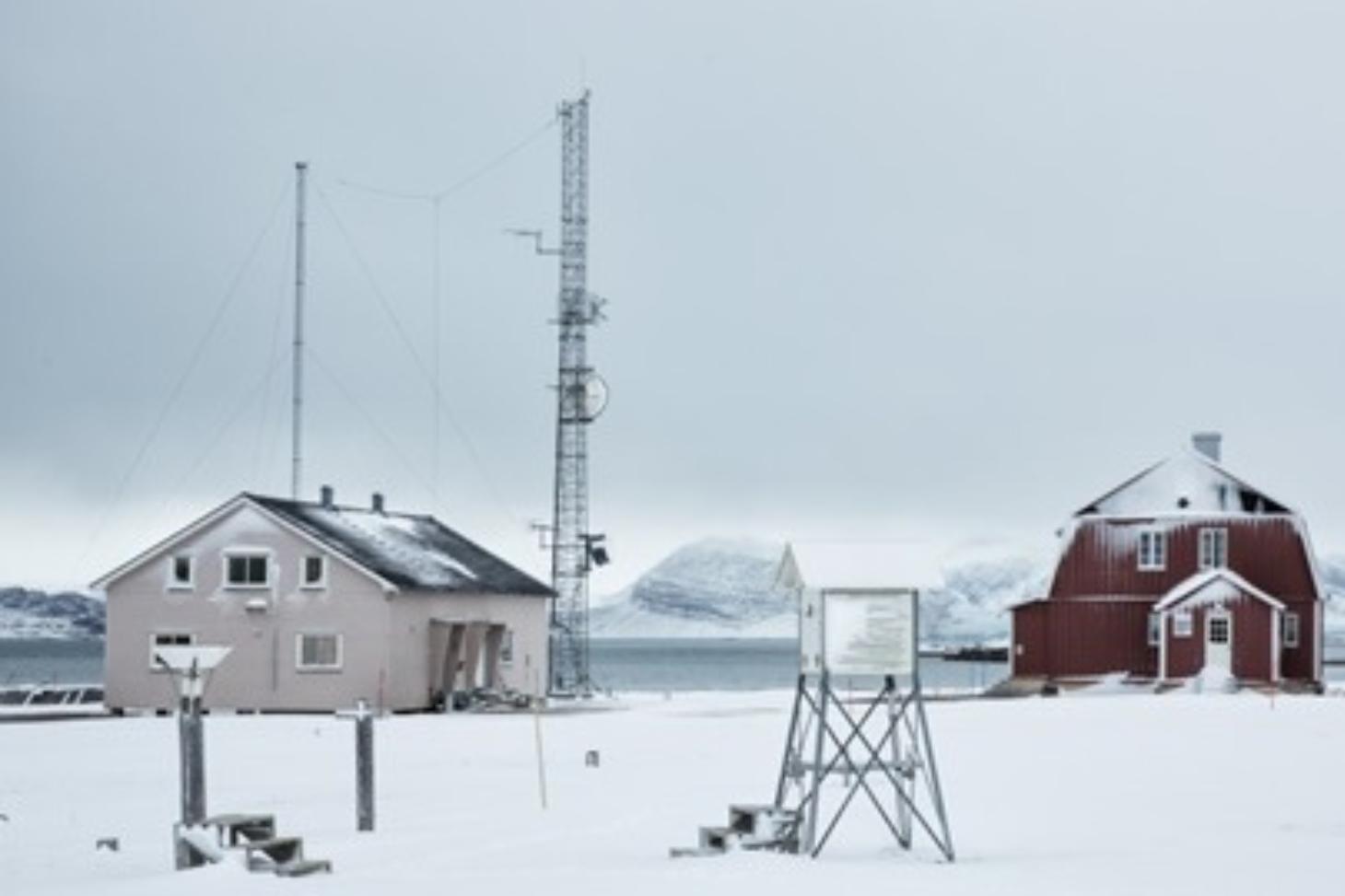 Échantillonneur de précipitations (avant gauche) et station météorologique standard à Ny-Alesund © Hans-Werner Jacobi, IGE