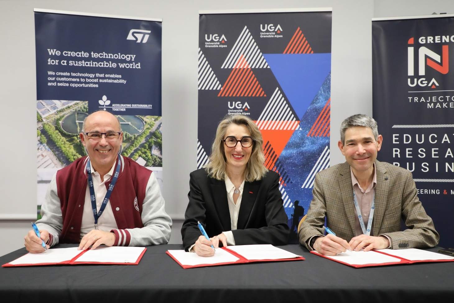 Yassine Lakhnech, président de l'Université Grenoble Alpes, Frédérique Le Grèves, présidente de STMicroelectronics France,  et Vivien Quéma, administrateur général de Grenoble INP - UGA, signent l'accord cadre de collaboration pour régir leurs partenariat