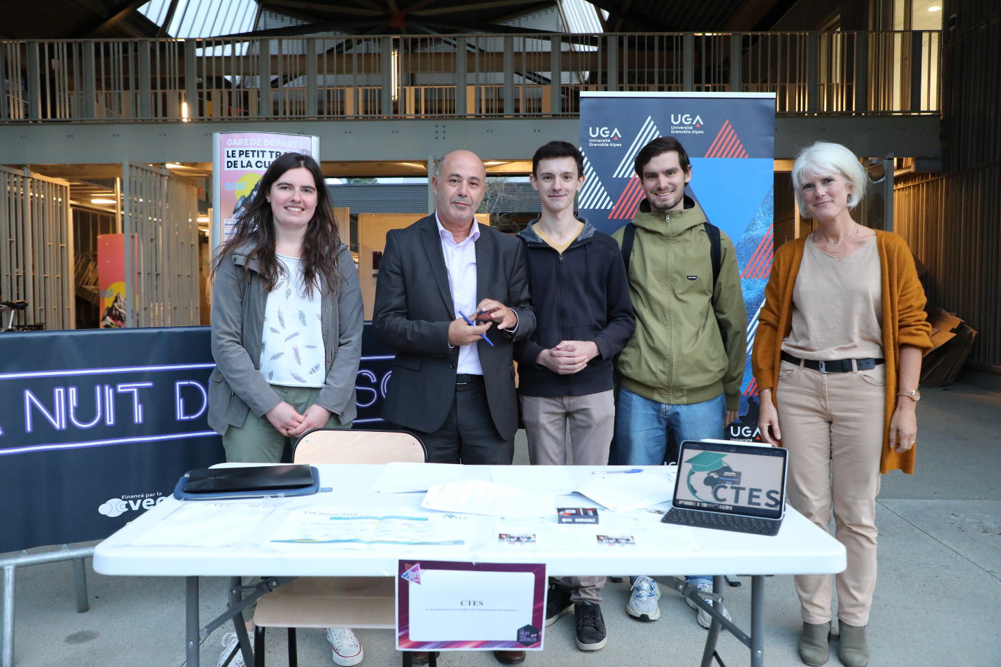 Yassine Lakhnech, président de l’UGA et Sabine Lavorel, vice-présidente à la Transformation écologique de l’UGA, et les étudiants de la Convention pour la transition des établissements du supérieur, lors de la signature de l'Accord de Grenoble le 12 sept.