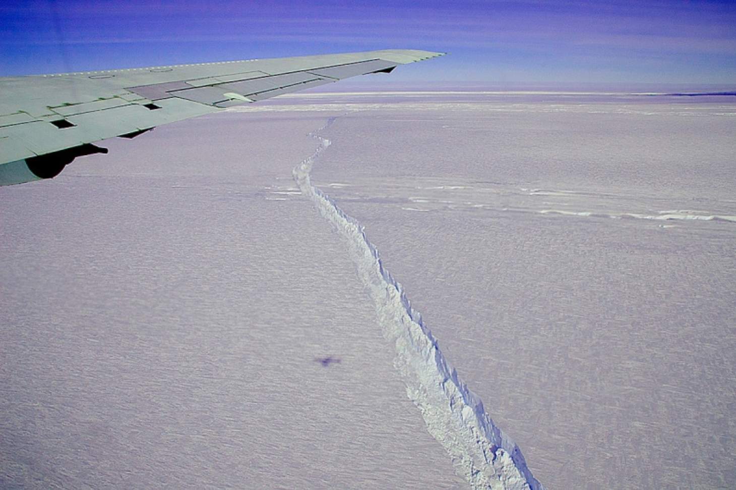 Une photo prise depuis la fenêtre de l’avion DC-8 de la NASA montre le rift traversant la plateforme de glace du glacier Pine Island le 26 octobre 2011 dans le cadre de l'opération IceBridge de la NASA.© NASA / Michael Studinger