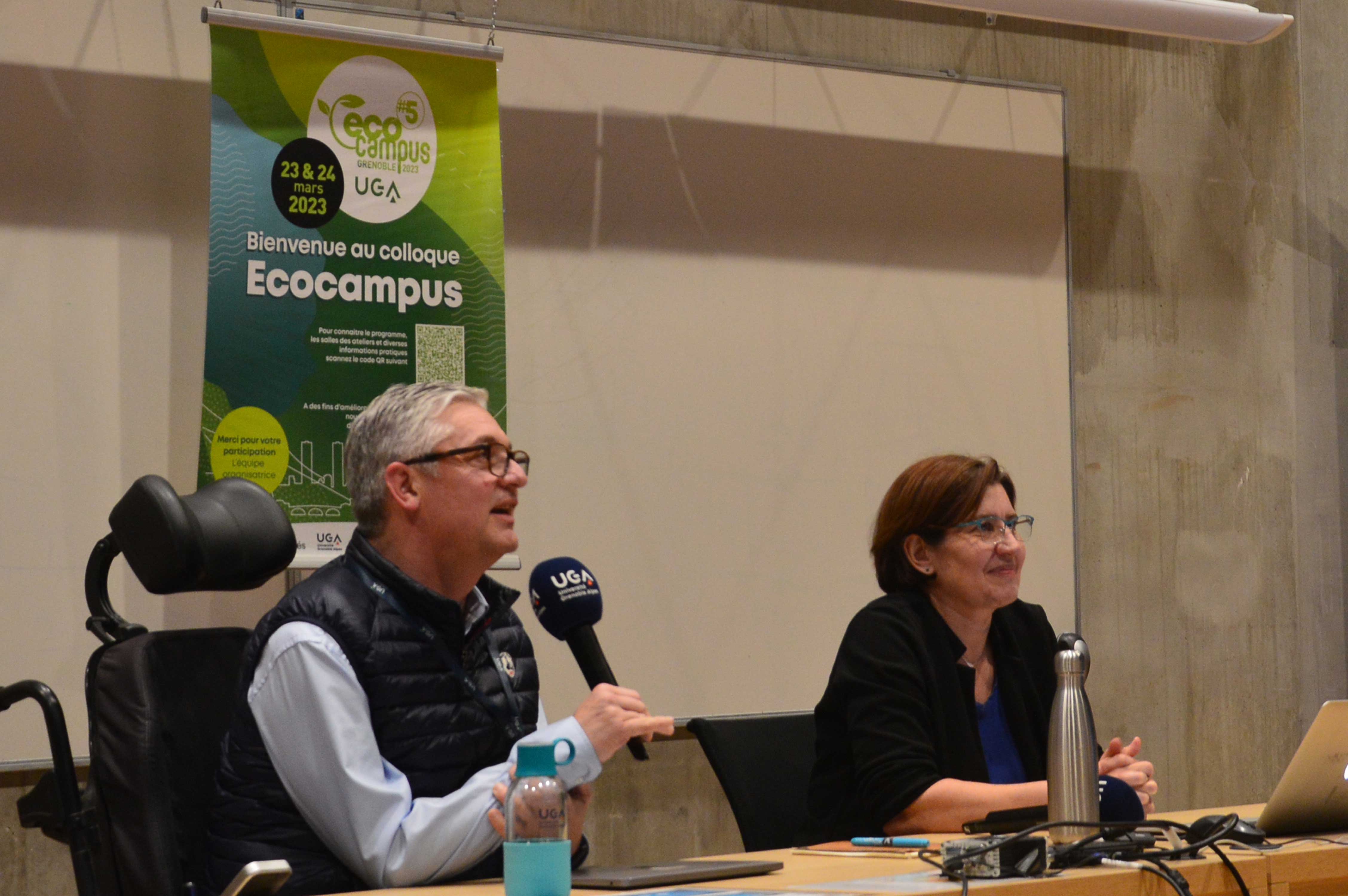 Le Vice-président responsabilité sociétale et environnementale de l'UGA Yann Echinard accueillant Valérie Masson Delmotte climatologue au CEA et co-présidente du groupe de travail 1du Giec avant sa conférence publique dans le cadre d'Ecocampus 5.